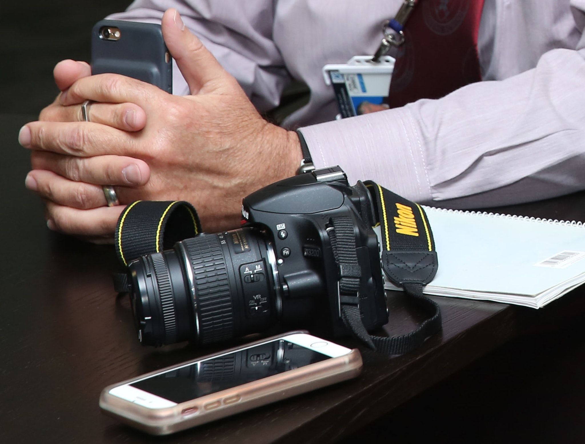 Imagen de los instrumentos básicos para el periodismo digital. Teléfono, cámara, micrófono...